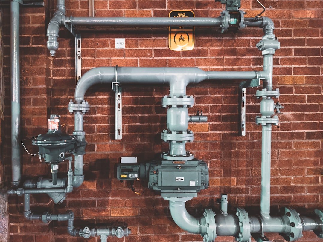 black-and-gray-metal-pipe-4cnnh2kejhc